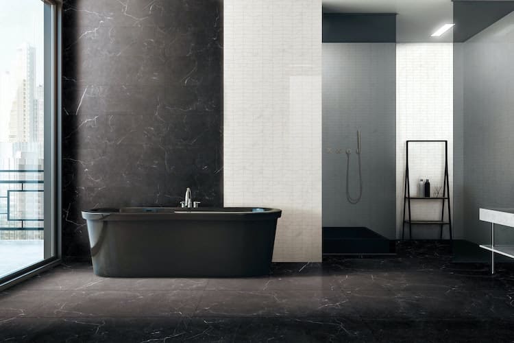 Bagno con vasca freestanding e doccia