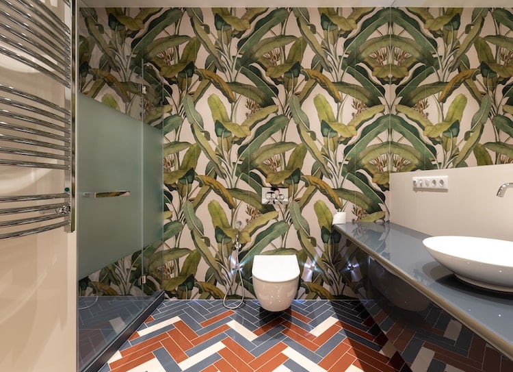 Rivestimento bagno con carta da parati