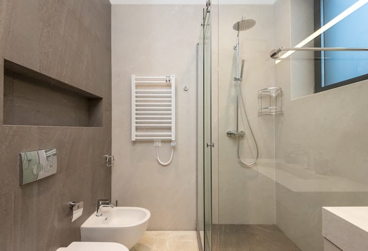 Rivestimento bagno microcemento