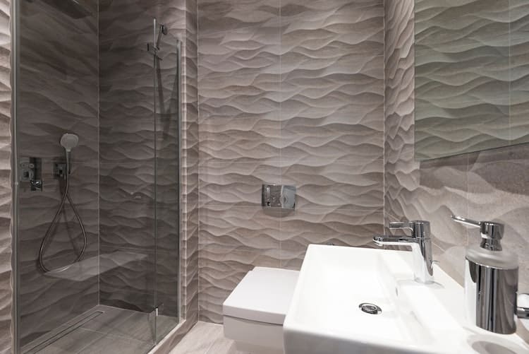 Rivestimento bagno con piastrelle 3D