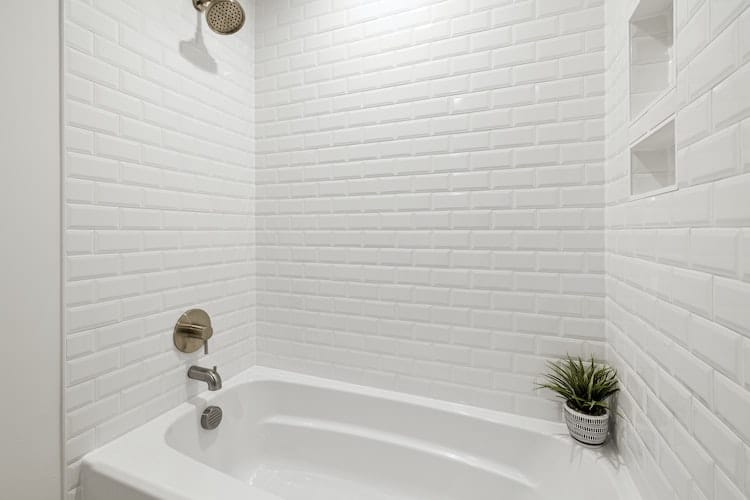 Rivestimento bagno con piastrelle adesive