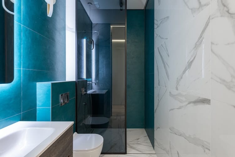 Rivestimento bagno con piastrelle blu