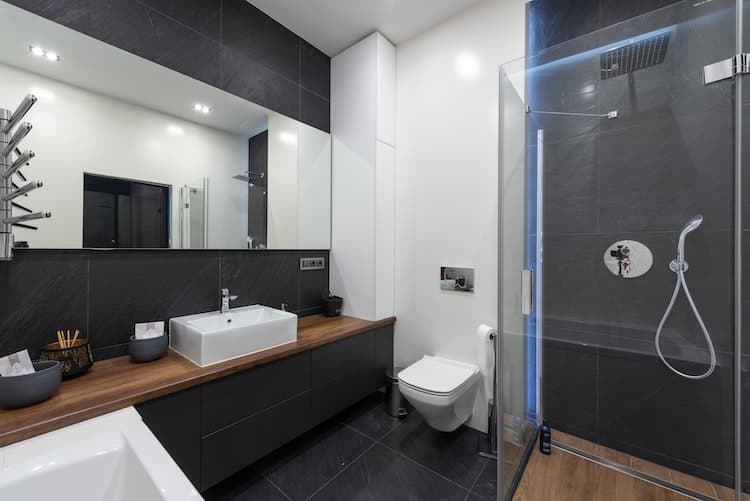 Rivestimento bagno con piastrelle nere