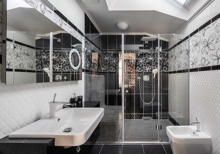 Rivestimento bagno con piastrelle vintage